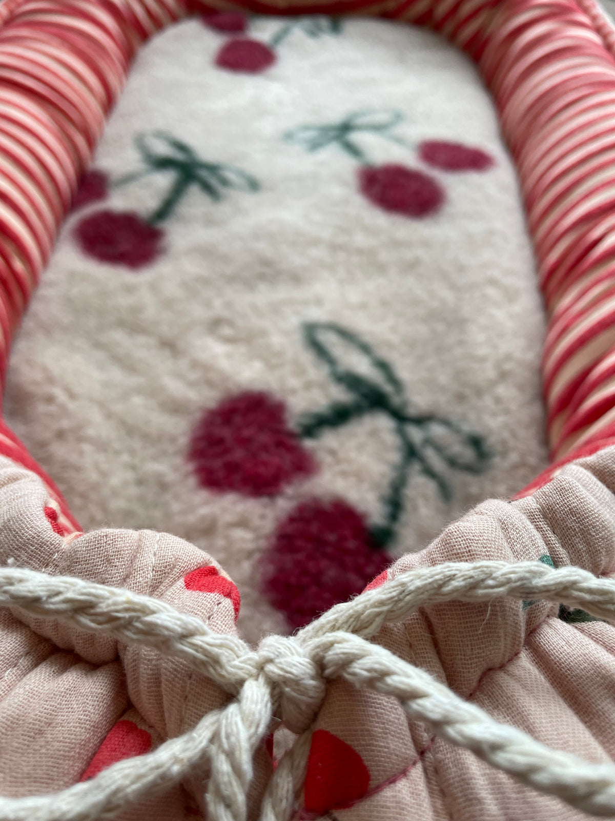 Babynestje wol cherries de luxe