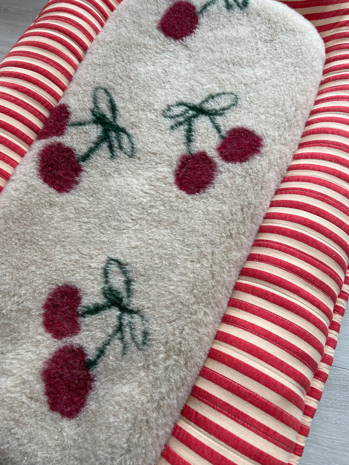 Babynestje wol cherries de luxe