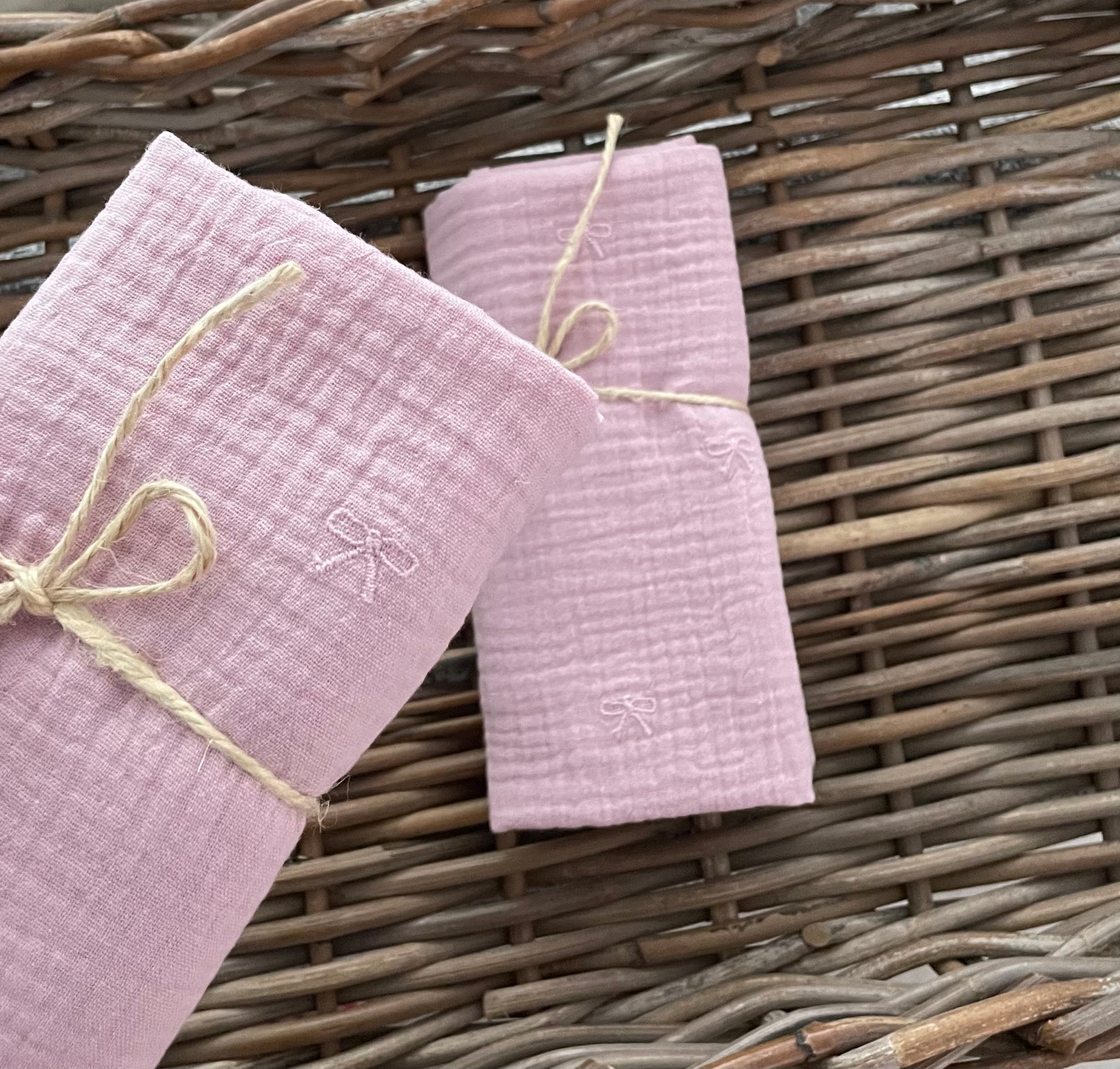 Hydrofiele doek, Swaddle geborduurde strikjes oud roze