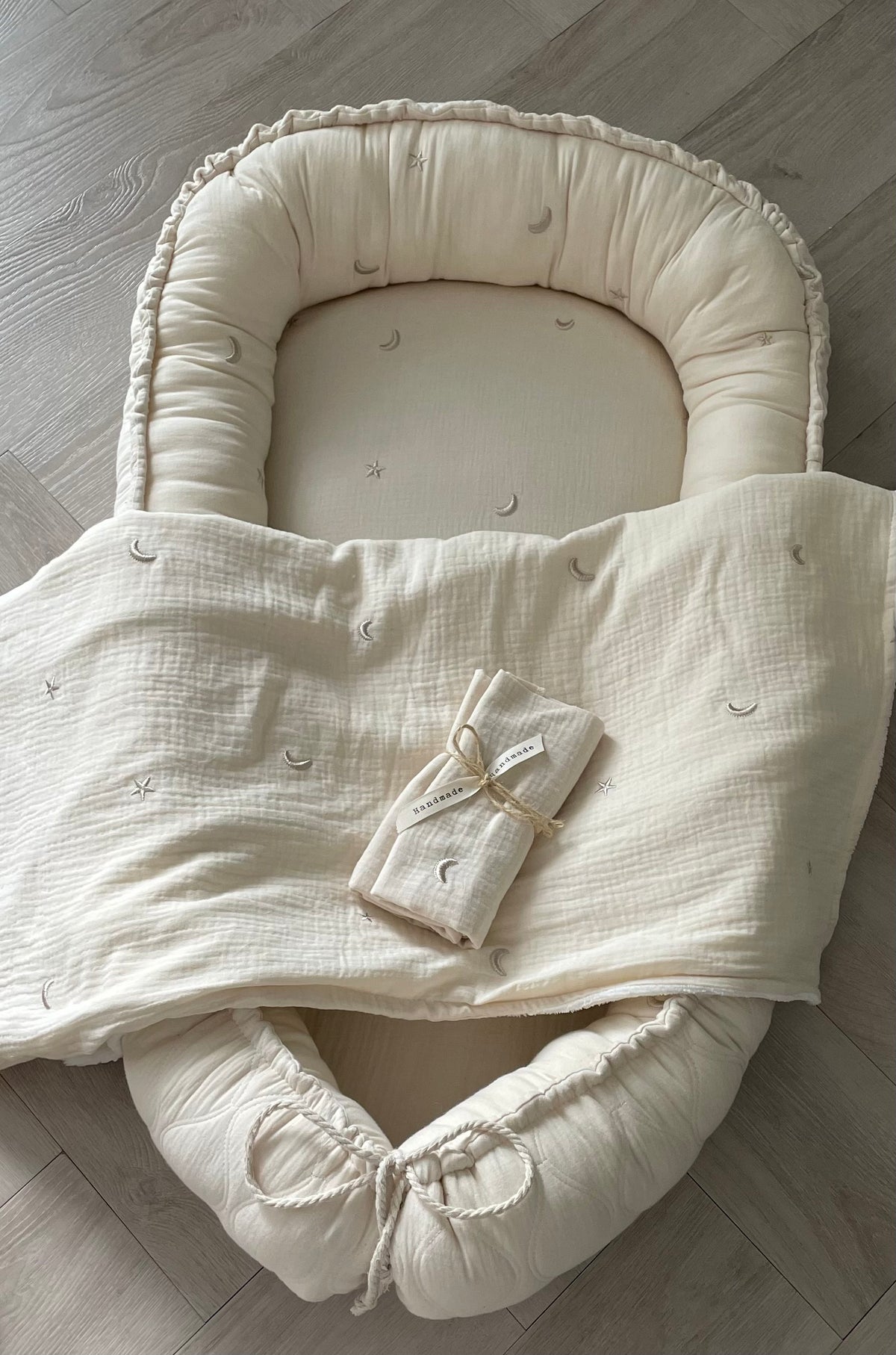 Babynestje to the Moon deluxe