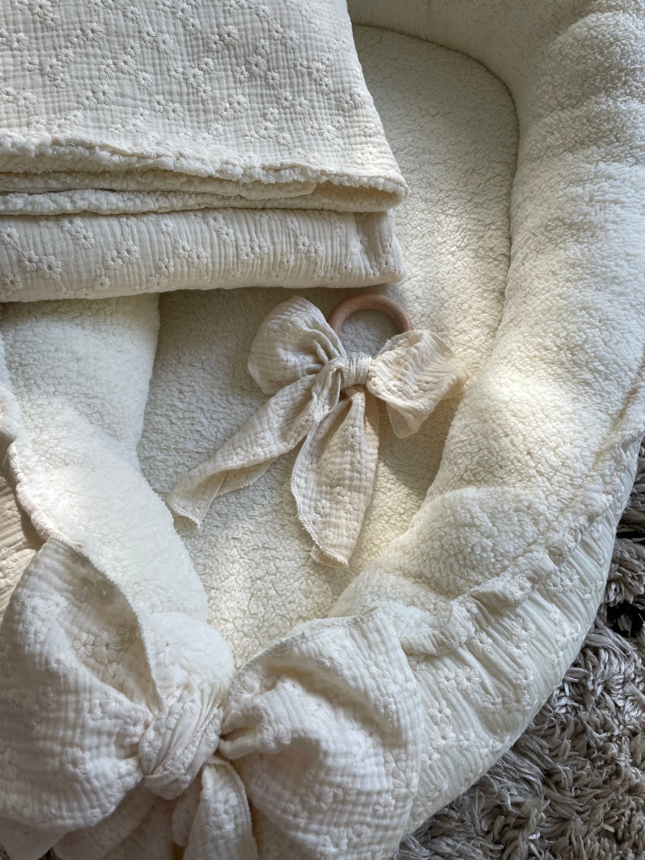 Bijtring embroidery big bow