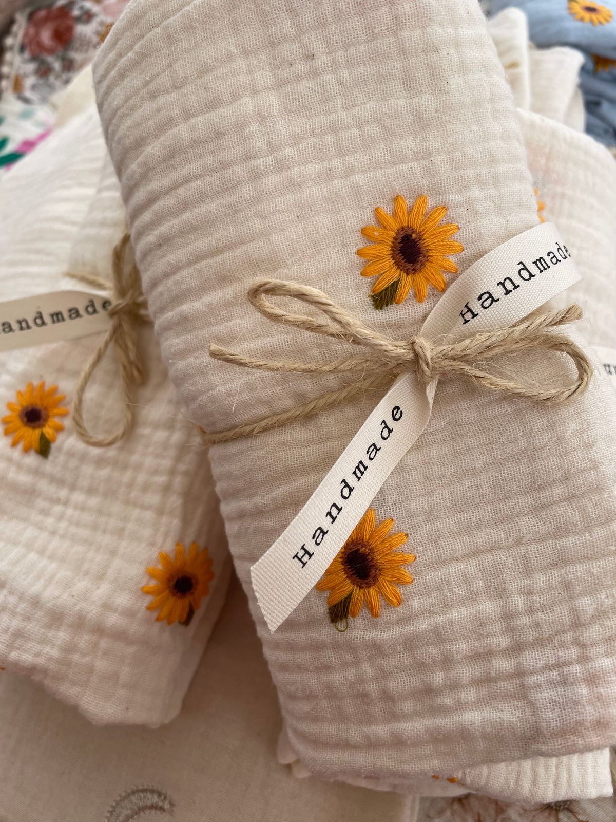 Hydrofiele doek, Swaddle geborduurde zonnebloem crème