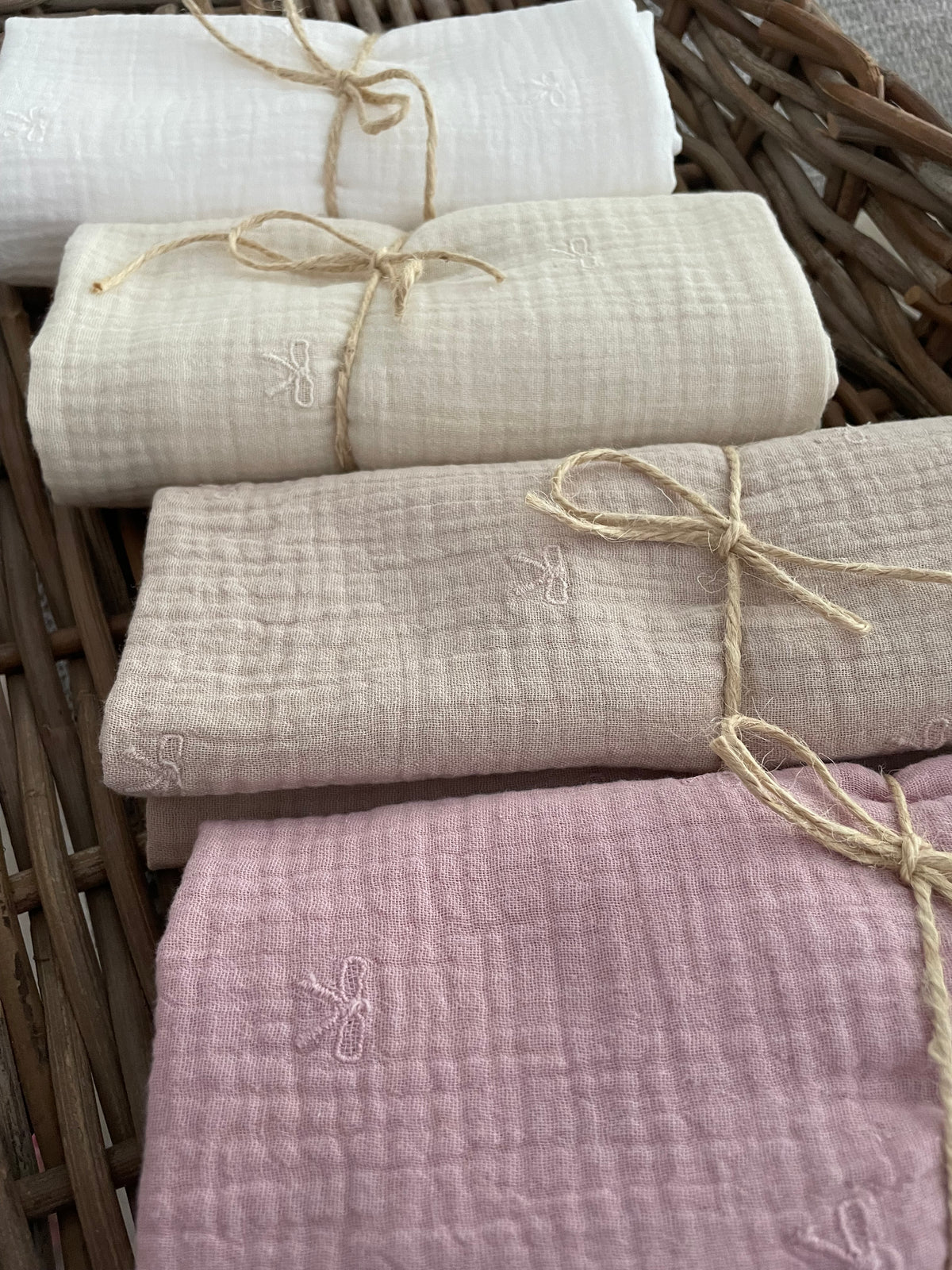 Hydrofiele doek, Swaddle geborduurde strikjes oud roze