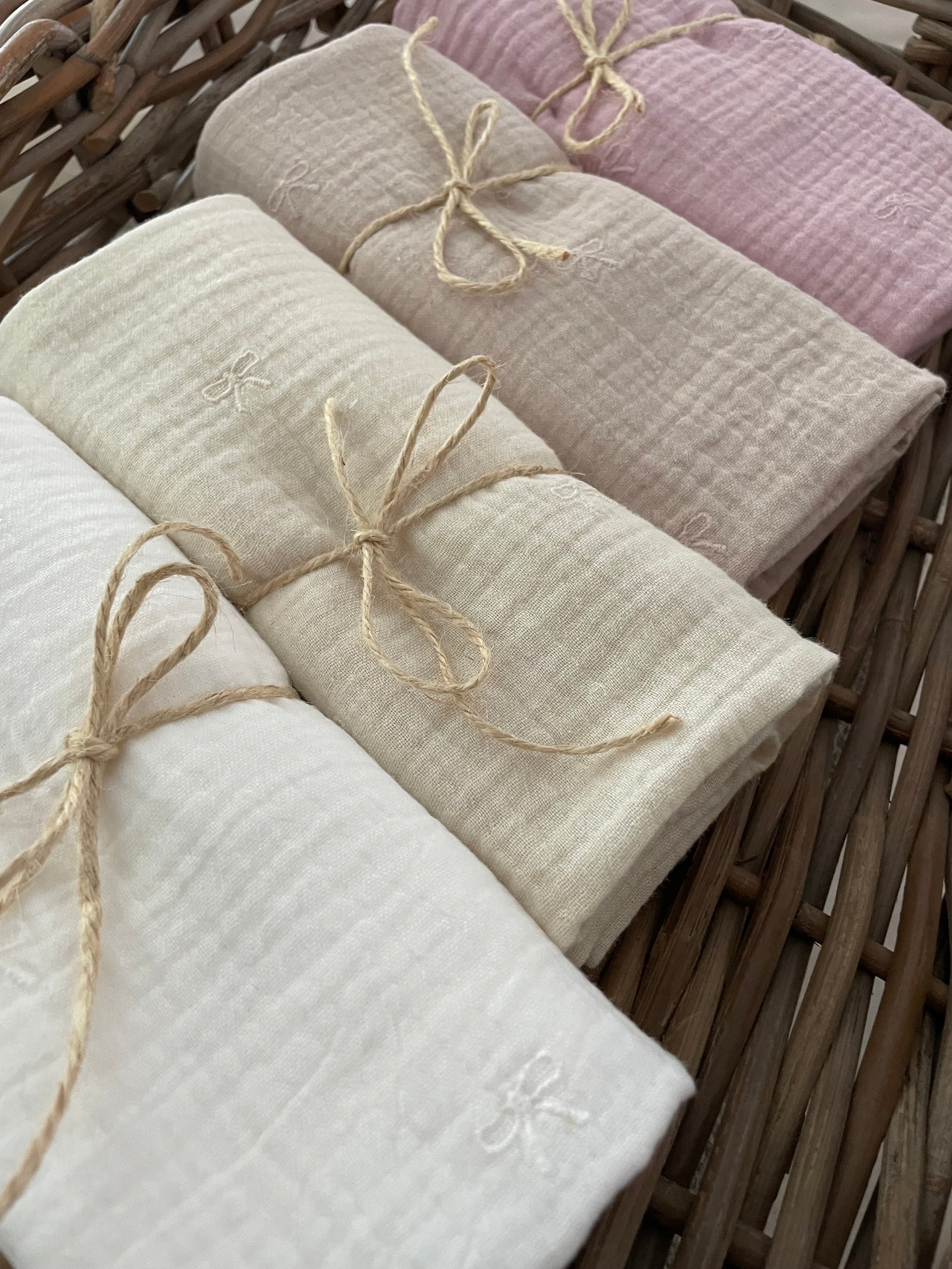 Hydrofiele doek, Swaddle geborduurde strikjes gebroken wit