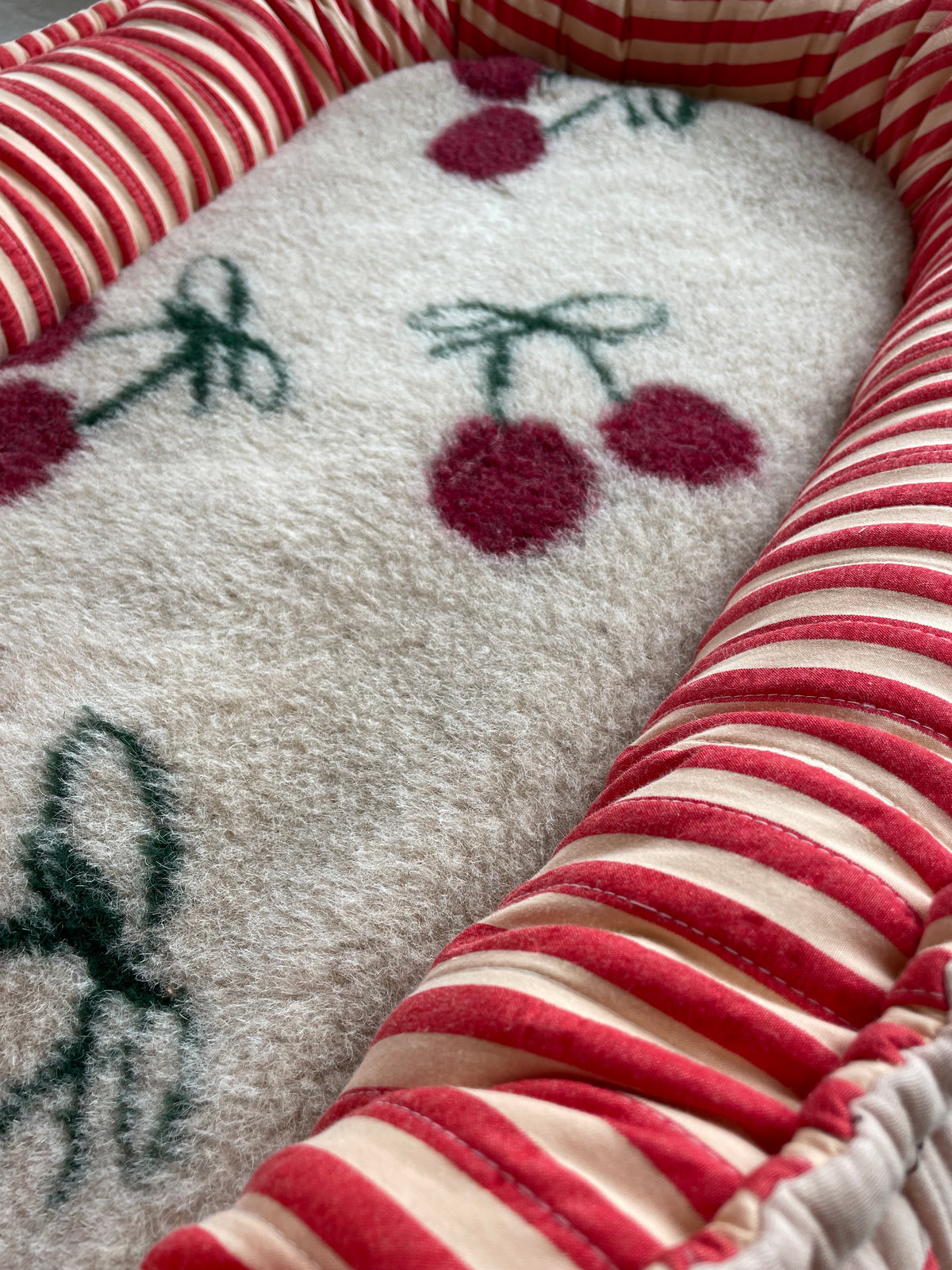 Babynestje wol cherries de luxe
