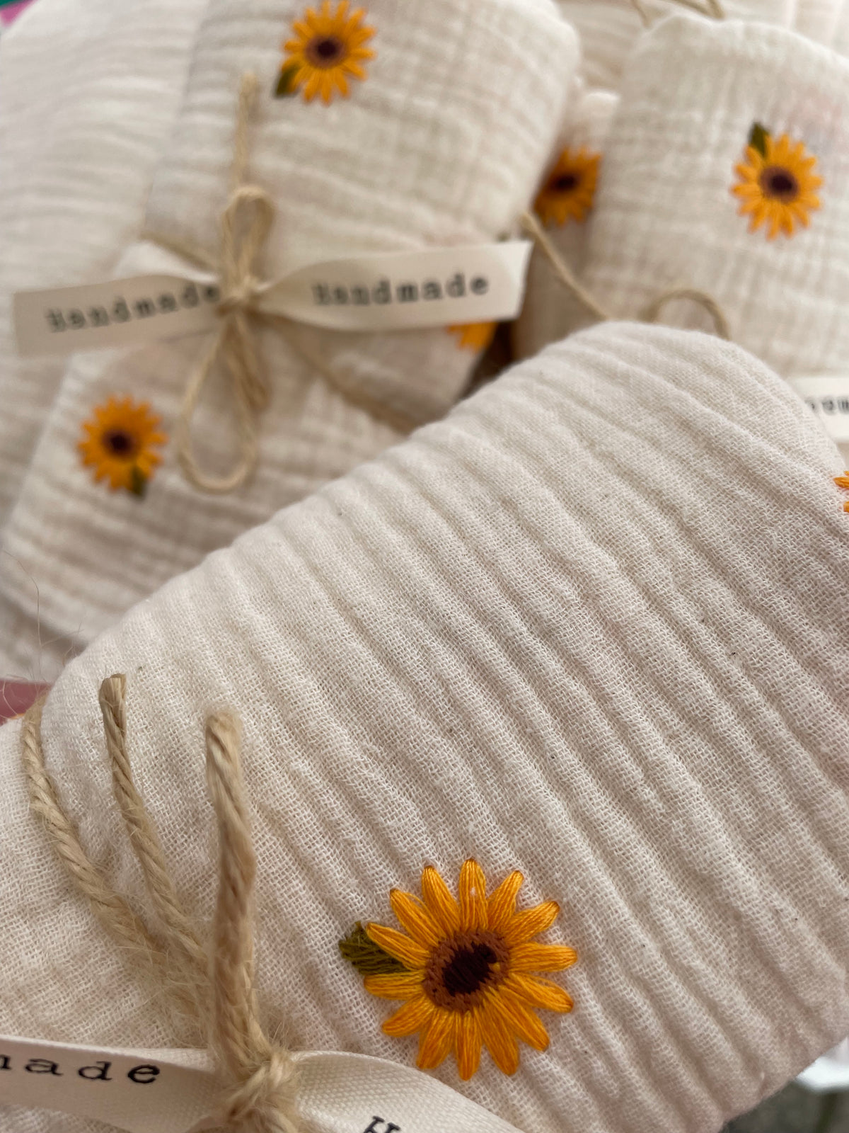 Hydrofiele doek, Swaddle geborduurde zonnebloem crème