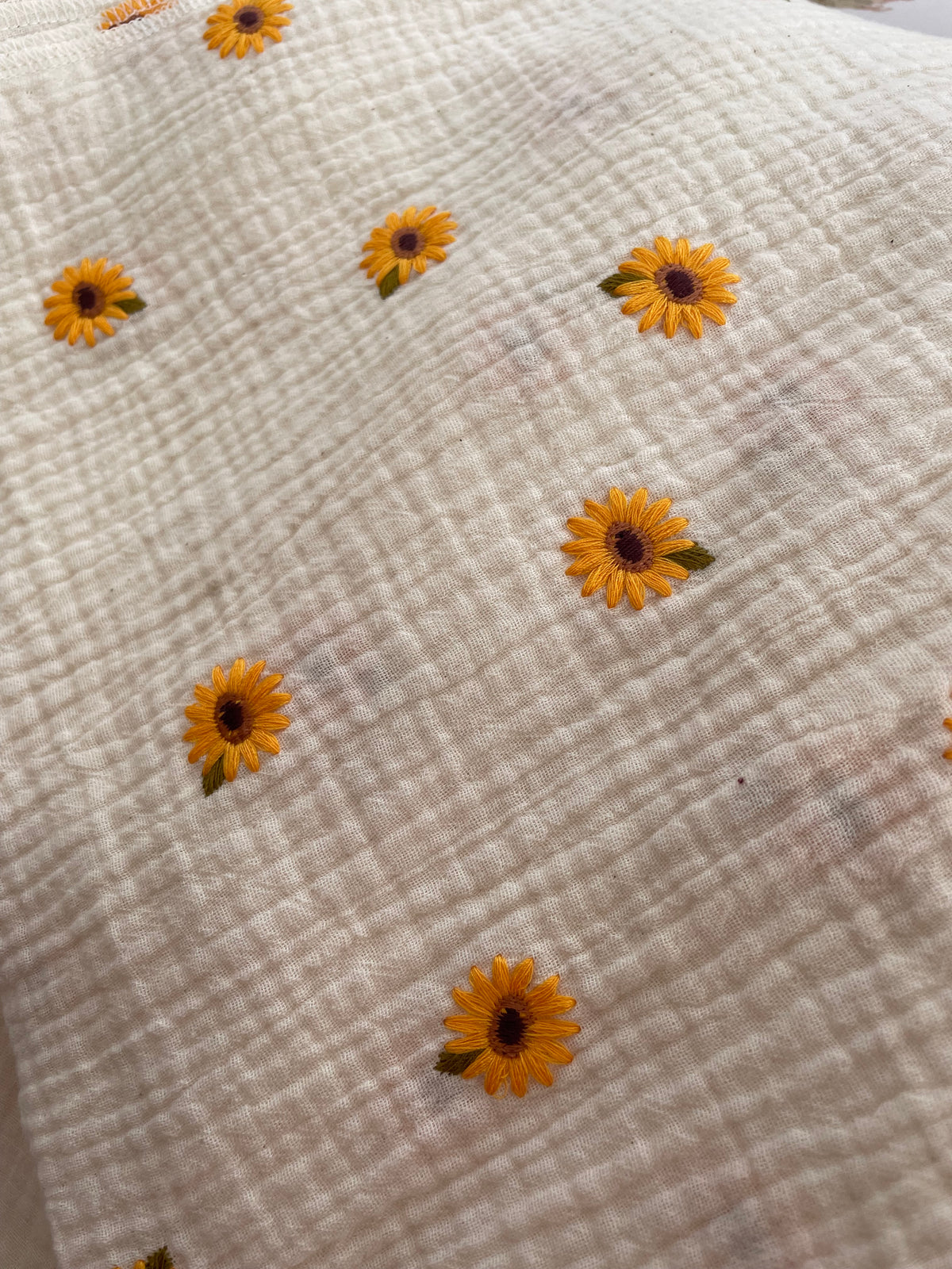 Hydrofiele doek, Swaddle geborduurde zonnebloem crème