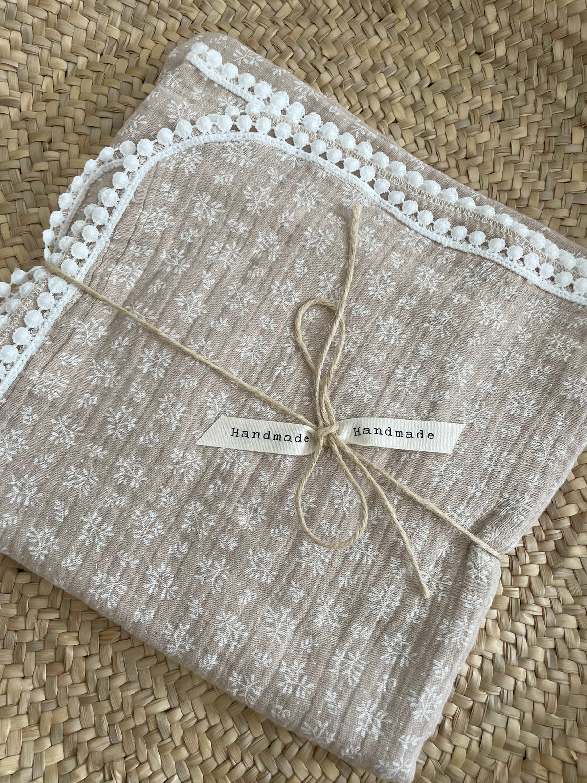 Hydrofiele doek, Swaddle white flowers kant