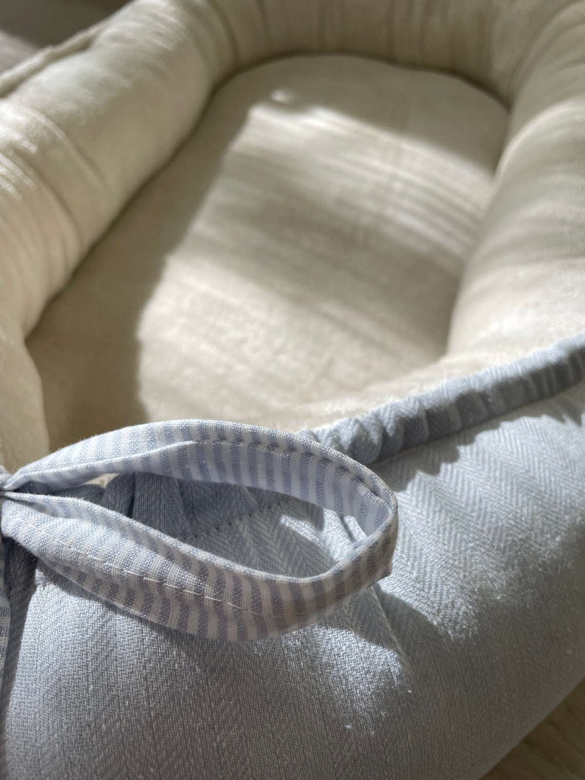 Babynestje linnen visgraat blauw