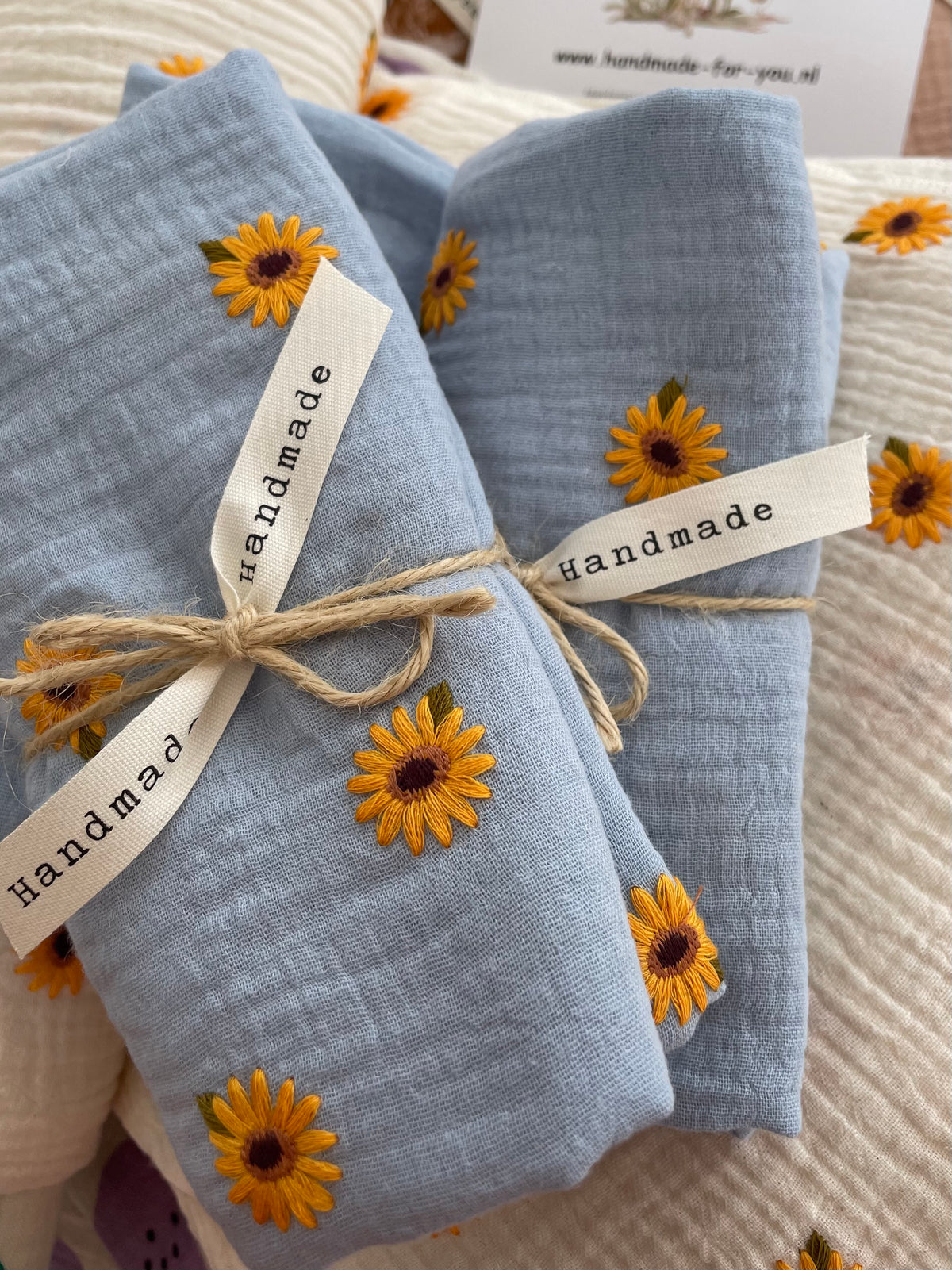 Hydrofiele doek, Swaddle geborduurde zonnebloem blauw