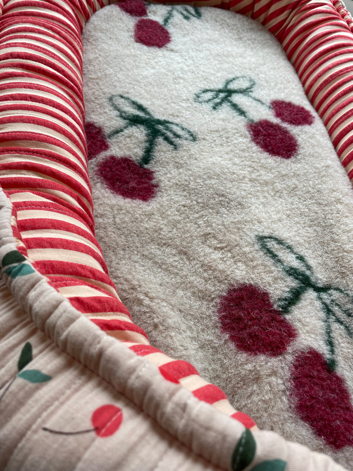 Babynestje wol cherries de luxe