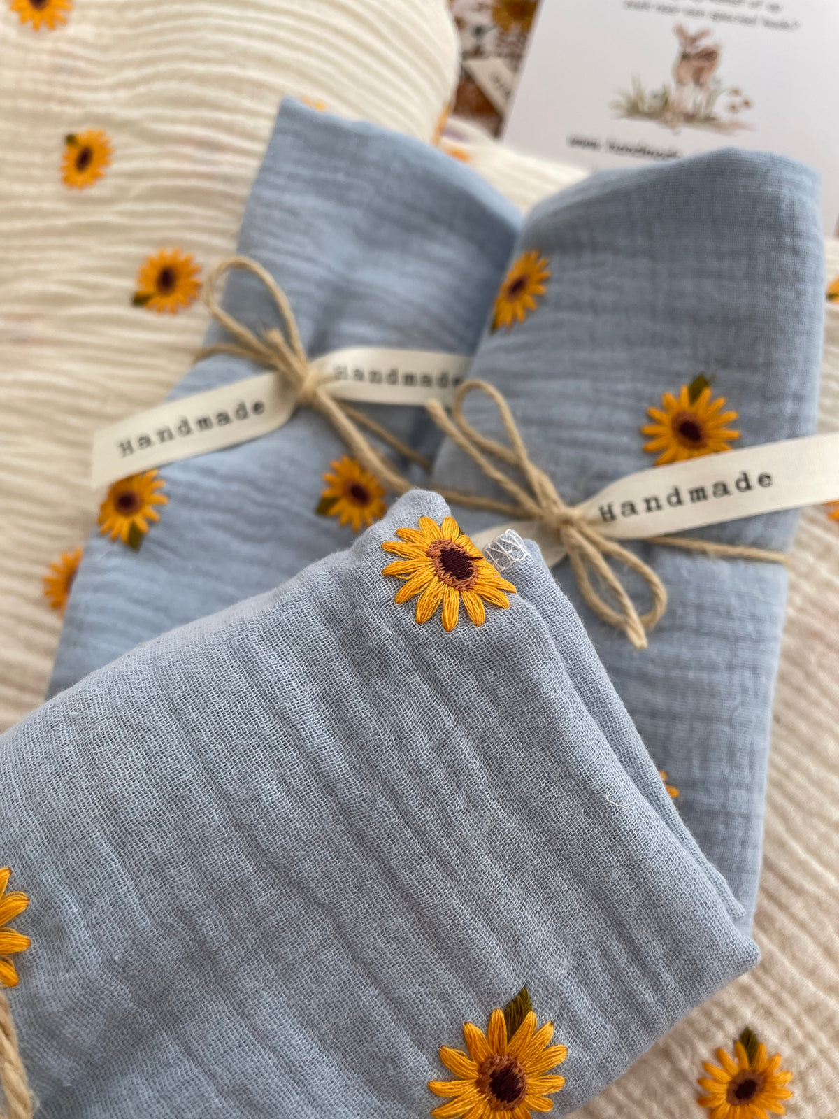 Hydrofiele doek, Swaddle geborduurde zonnebloem blauw