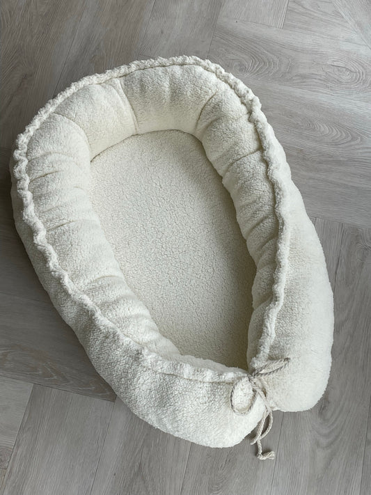 Babynestje teddy ijsbeer