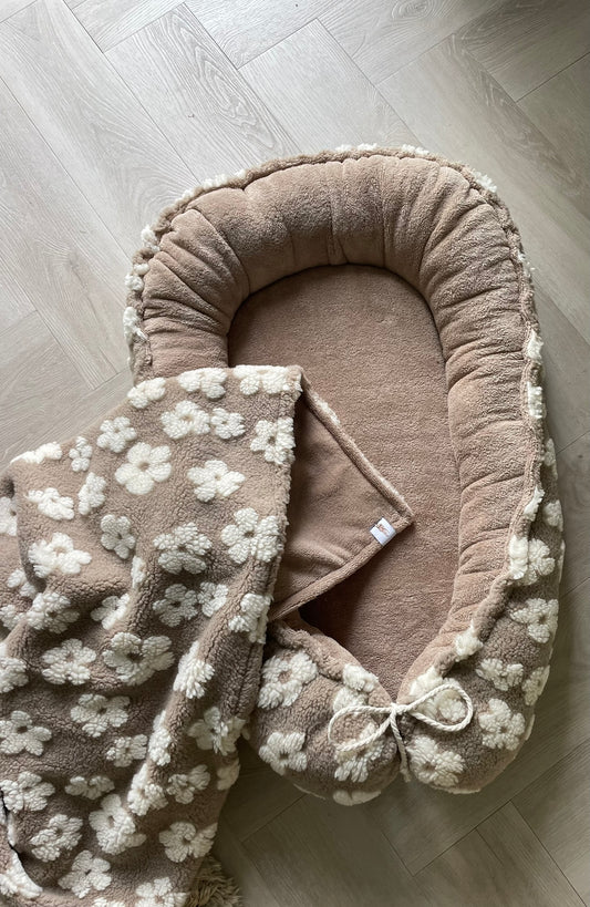 Babynestje bouclé bloemen beige