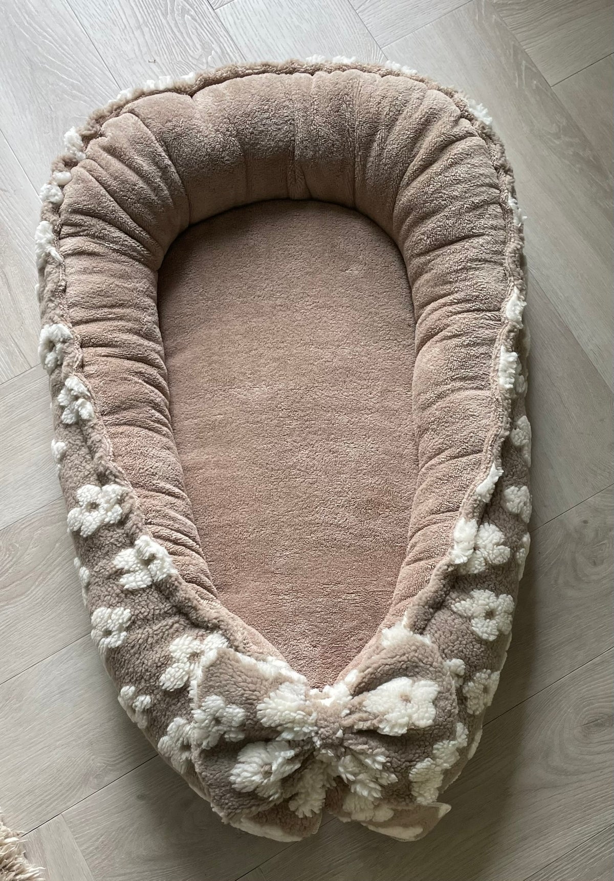 Babynestje bouclé bloemen beige