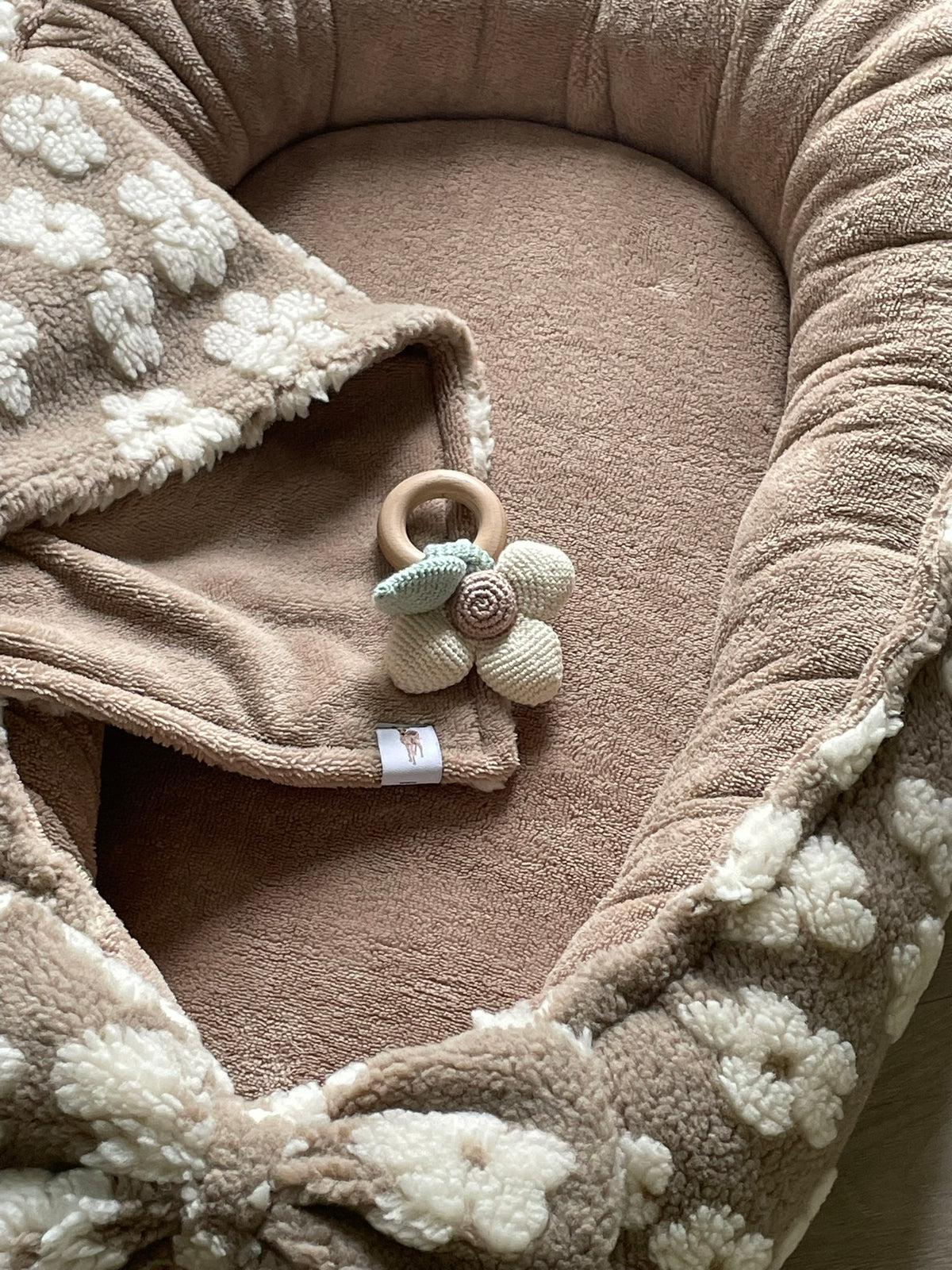 Babynestje bouclé bloemen beige