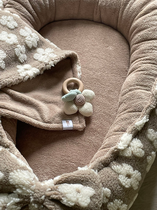Babynestje bouclé bloemen beige